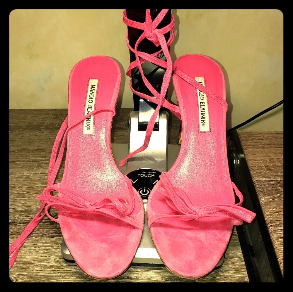 Pink suede Manolo Blahnik sandals 👡